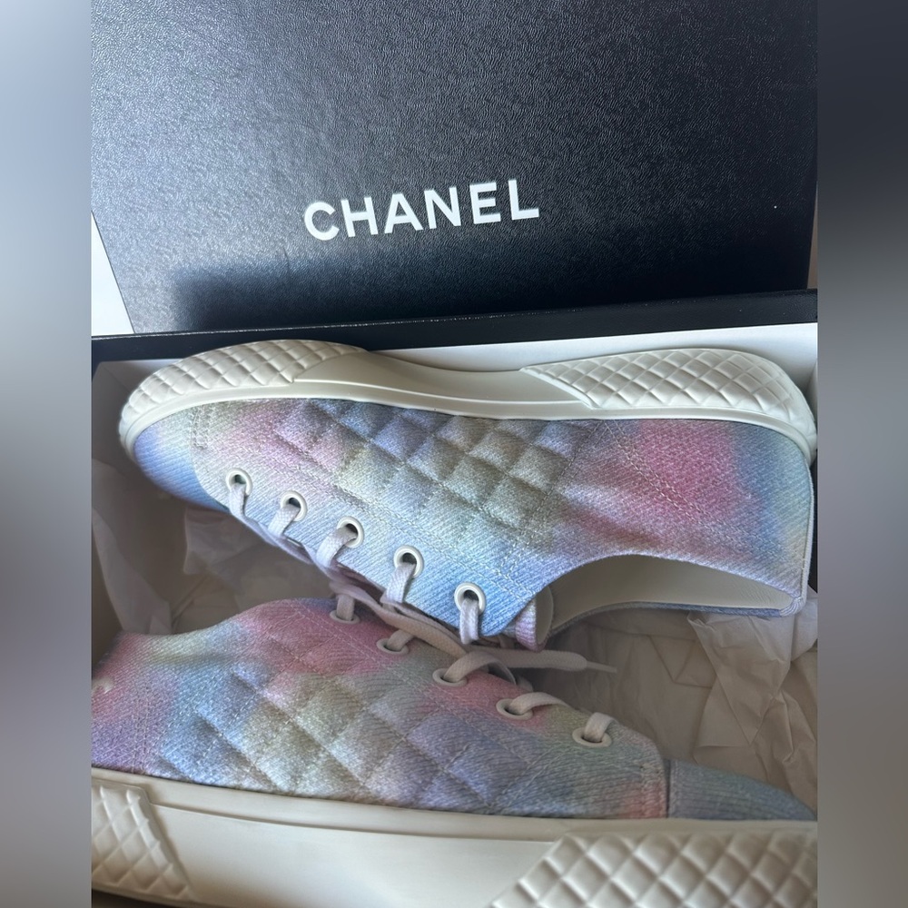 New with tags Chanel 22 Cruise collection sneakers